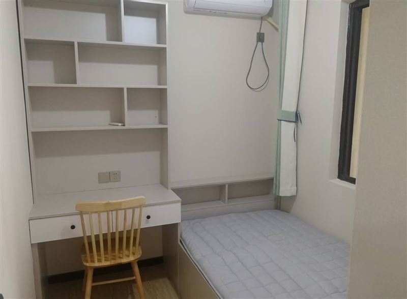 利辛一中旁边精修房出租，家电齐全，拎包入住，已经有两名学生考上大学，联系17709671191。
